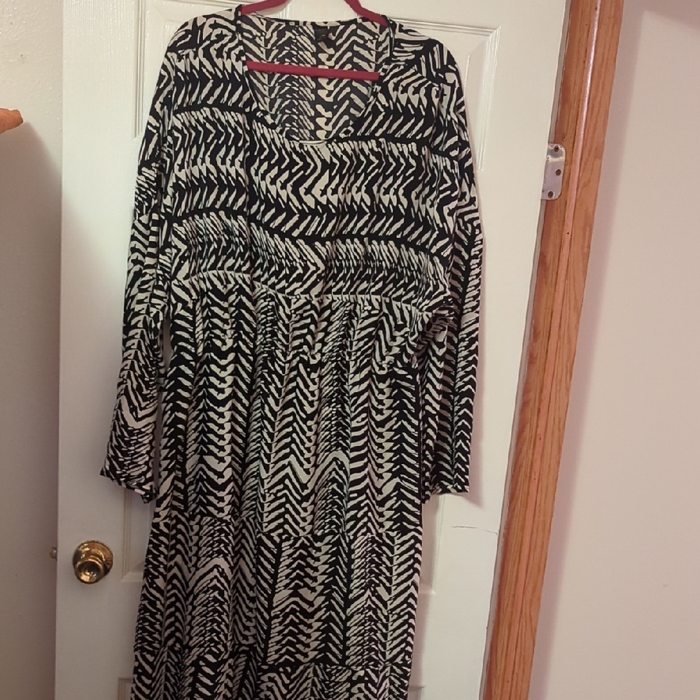 Black and White V-Neck Long Sleeve Sundress